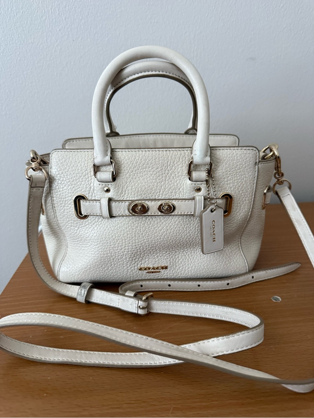 COACH Swagger 21 Carryall in pebble leather - Cream Ivory